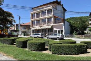 Manolovi Guest House